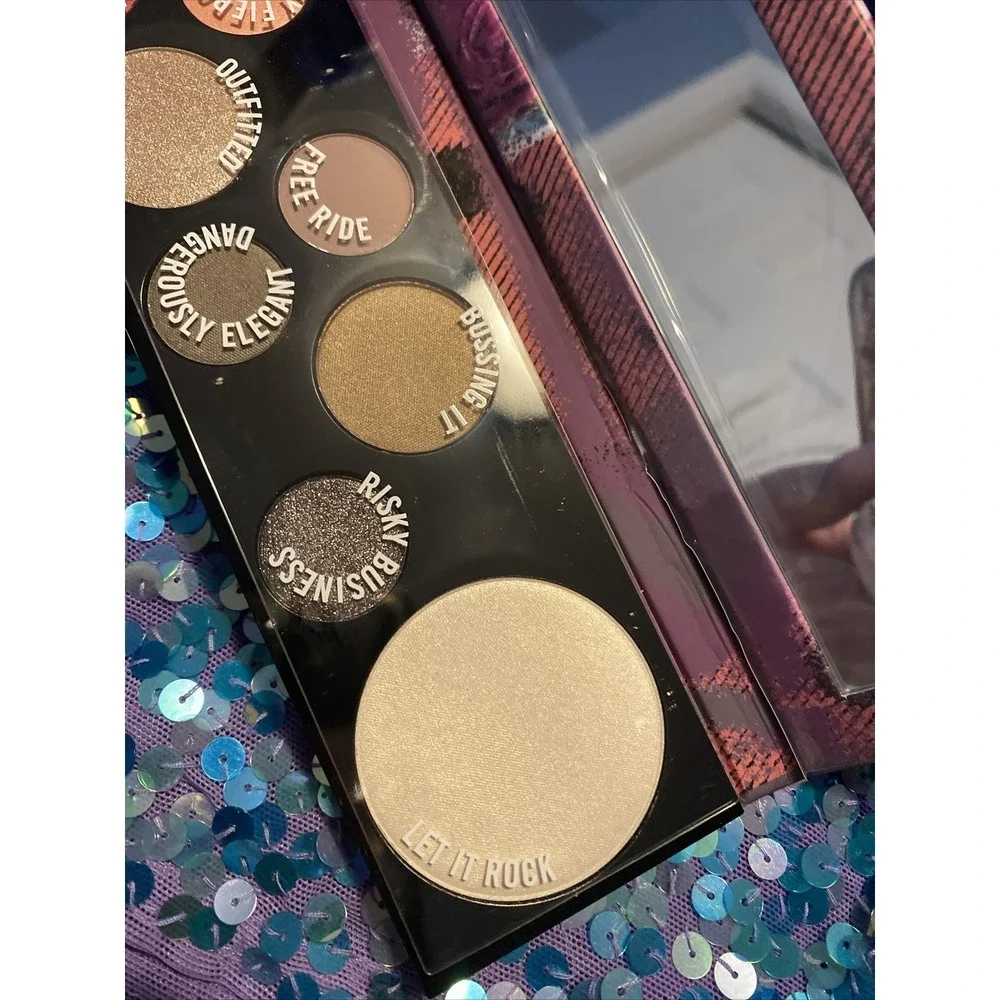 MAC - RISK TAKER - EYE SHADOW X 8 + HIGHLIGHTER PALETTE - NEW DISCONTINUED
